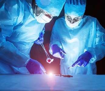 两名医生进行激光治疗静脉曲张和痔疮的手术。概念激光手术