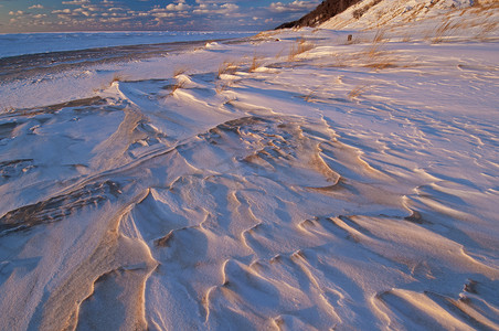 冬季景观，Saugatuck沙丘州立公园，积雪飘扬，密歇根湖，密歇根州，乌萨州