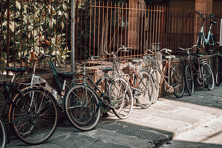弗洛伦斯街上到处都是自行车。旅游和旅行概念。混合媒体