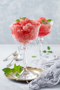 西瓜花岗岩与薄荷、 夏季清凉的饮料，在玻璃上灰色的具体背景.
