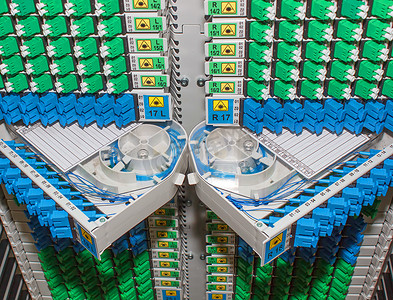纤维光学机架与高密度的蓝色和绿色 sc 连接器