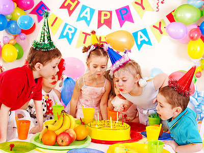 亲子生日会海报摄影照片_孩子的生日聚会 .