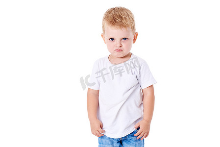 穿着白色 t恤的可爱小男孩。促销品的概念, 题字和图画在衣裳。在白色背景上被隔离