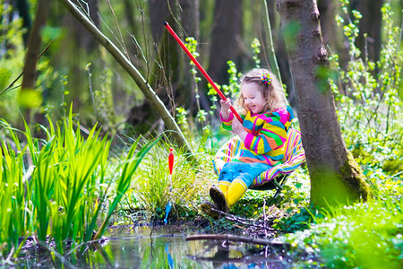 小女孩在玩户外钓鱼