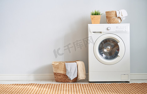 洗衣房标示摄影照片_有洗衣机的洗衣房