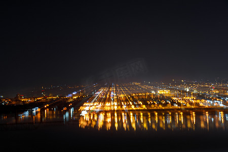 黑暗的城市风景鸟图与被照亮的大厦在晚上