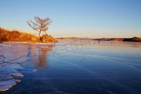 看看那无尽的贝加尔湖的冰封.小海峡两岸在夕阳的余晖中,晶莹晶莹透明的冰纹.游客们在贝加尔湖冰上散步和滑冰.