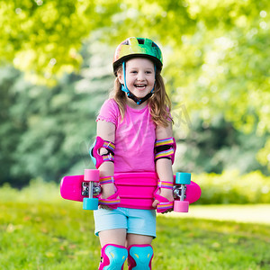 夏儿童摄影照片_孩子骑滑板中夏公园