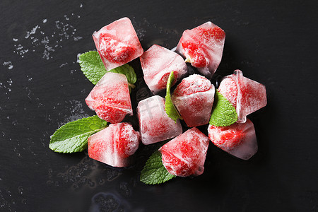 深色背景草莓冰块
