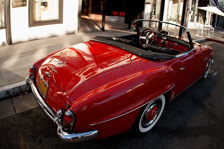 红色跑车跑车摄影照片_经典 1950 年代的红色欧洲跑车 