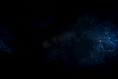 黑色背景上的蓝色抽象烟雾与复制空间