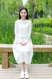 中国女孩穿着一件白色的裙子