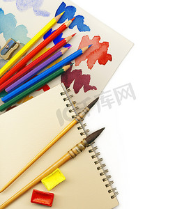彩色铅笔创意艺术摄影照片_创意艺术背景作旧油漆刷、 册页、 调色板、 淡色