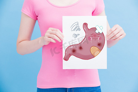 健康的胃摄影照片_妇女与不健康的胃广告牌在蓝色背景