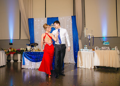 肖像的快乐年轻夫妇舞蹈探戈在婚礼宴会上