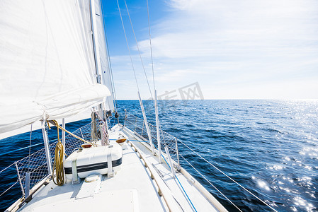 白色游艇在晴朗的晴天航行.从甲板到船头的景色,桅杆和帆.挪威