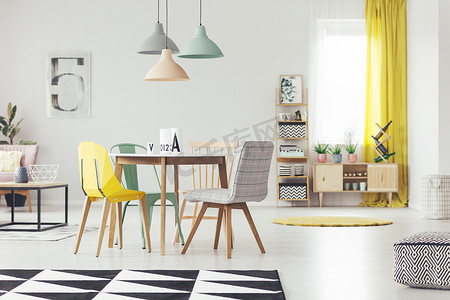 木桌与不同的椅子站立在真实相片白色平的内部与柔和的灯, 橱柜与植物, 窗口与窗帘和地毯在地板上