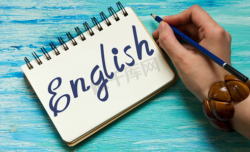 news摄影照片_English words  learning education concept lettering  posters writing notebook note grey wooden background Word refer news, current affairs, special occasions business planning beautiful vintage keys