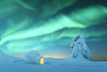 冬天的场景，明亮的极光和雪白的冰屋