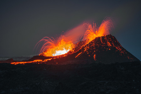 山谷摄影照片_2021年冰岛火山爆发。Fagradalsfjall火山位于Grindavik和Reykjavik附近的Geldingadalir山谷。从火山口喷出的热熔岩和岩浆.