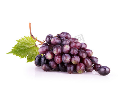 成熟的红葡萄用叶子