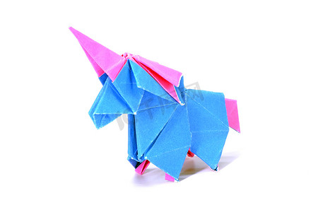独角兽折纸艺术孤立在白色背景。为儿童设计DIY业余爱好（做你自己）的想法