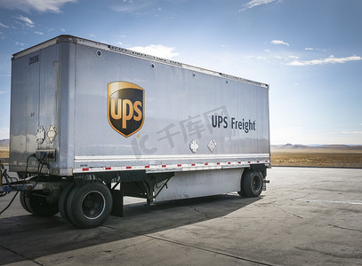 在荒凉的公路上的 Ups 轨道