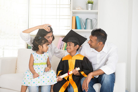 印度家庭毕业快乐