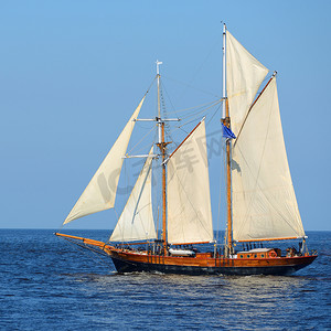 老历史高船 (游艇) 与白帆在蔚蓝的大海