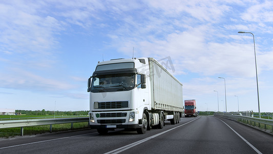拖摄影照片_超速驾驶白色半卡车与货物拖车上 Highw 驱动器