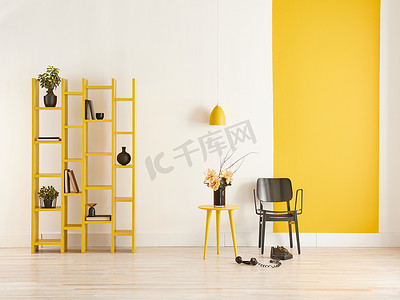 黄白相间的装饰墙概念、书架和黑椅.
