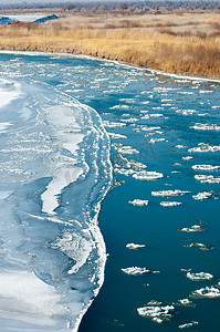 伊犁摄影照片_第一次结霜的河上冰。伊犁哈萨克斯坦。Kapchagai Bakanas