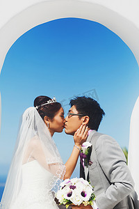 蓝色天空摄影照片_新郎新娘亲吻