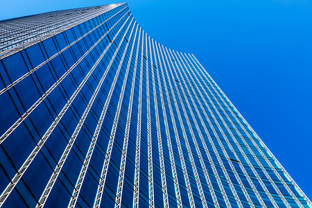市中心企业商业区的建筑理念: 玻璃反光办公楼的高角度观建筑对蓝天的摩天大楼