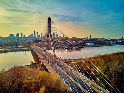panoramic摄影照片_美丽的全景空中王座桥（英语：Beautiful panoramic aerial dsrone view to Swetokrzyski Bridge，缩写：Holy Cross Bridge）是一座位于波兰华沙维斯瓦河上的斜拉桥，于11月下旬日落时分建成