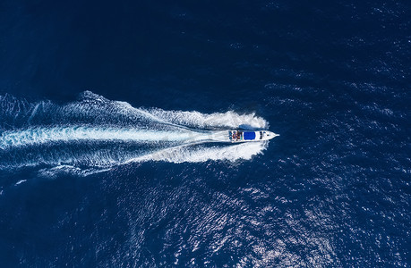 在印度尼西亚巴厘岛的海上游艇。 阳光明媚的日子里,在碧绿透明的水面上的豪华浮船的空中景色. 夏天空中的海景. 从无人机俯瞰。 有摩托艇在海湾的海景。 旅行-形象