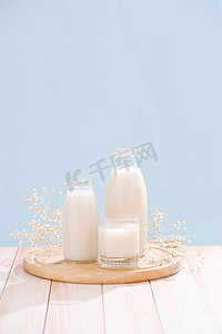 牛奶1冲泡摄影照片_乳制品。木桌上有牛奶和牛奶的瓶子
