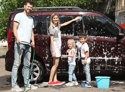 户外快乐家庭洗车