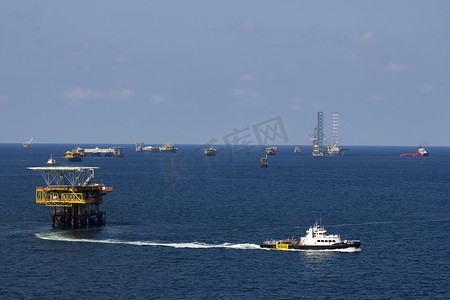 南海日落时海上石油钻井平台的轮廓