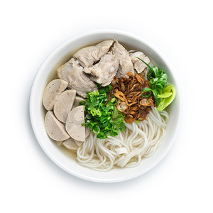 越南米粉汤，配上猪肉条和越南香肠，配上蔬菜和香脆的洋葱、亚洲菜等名菜