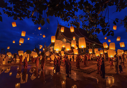 和尚敲木鱼摄影照片_在 Chiangmai.Tradition al 和尚 Loy Khom 节日灯浮气球纸制成的每年在 Wat Phu 虾片 temple.on 7 月 12,2014，Ubonratchathani，泰国.