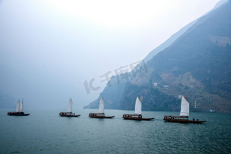 湖北巴东长江巫峡口链溪帆船