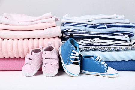 不同的折叠婴儿衣服与鞋子