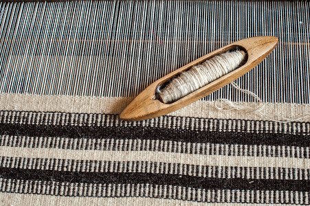 匈牙利朴素织造。在特兰西瓦尼亚的地毯的传统编织手工织机。织造背景.
