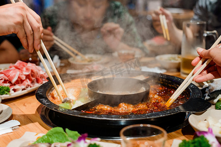 人送食物