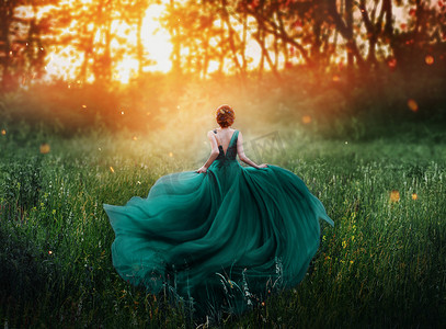 神奇的图片，女孩与红头发跑进黑暗的神秘森林，女士在长优雅的皇家昂贵的翡翠绿松石礼服与飞行惊人的转变在火热的日落