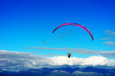 风筝飞在天空背景