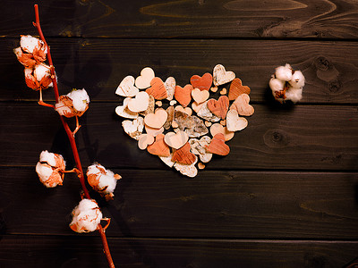 hearts摄影照片_纸做的爱心和棉花花