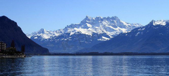 日内瓦湖摄影照片_蒙特勒，瑞士，日内瓦湖和 aravis 阿尔卑斯