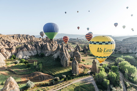 热气球飘带摄影照片_格雷梅, 土耳其-09 2018年5月: 彩色热气球在天空上空飘扬著名的国家公园, 空中, 土耳其   